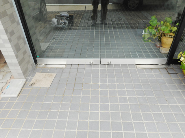 強化ガラスドアのフロアヒンジ取替工事　施工事例　名古屋市昭和区